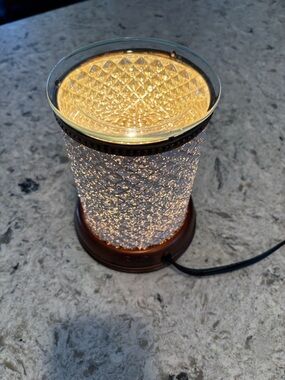 Scentsy White Textured Ceramic Warmer with Bronze Base shabby chic like, magical